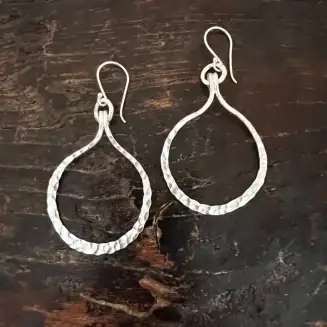 HAMMERED DANGLING HOOP
