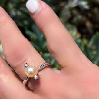 STERLING SILVER RING WITH FRESHWATER PEARL AND 2 CZ'S SIZE 8