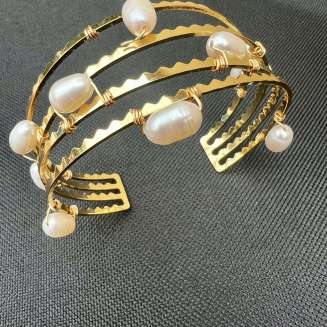 GOLD AND FRESHWATER PEARLS OPEN CUFF BRACELET