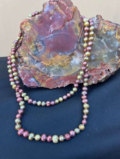 48" Freshwater Pearls strand alternating in berry brown color with pistachio