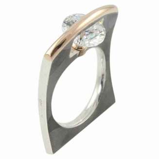 Curved Ring Black with 9mm stone